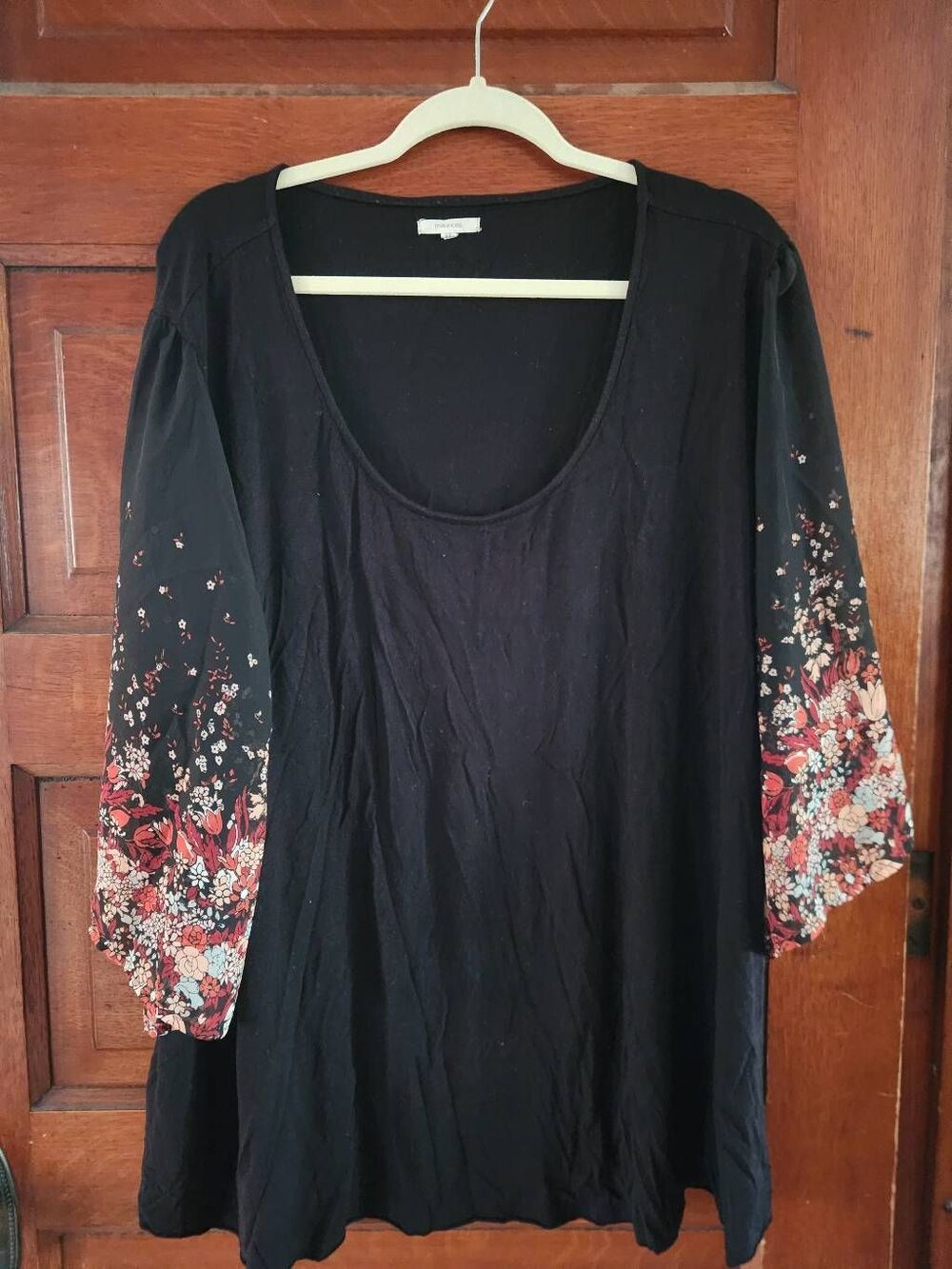 Maurices Black Tunic with Floral Print Sleeves size 3. (R)
